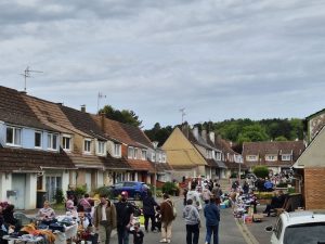 À la brocante du quartier des Jeunes Pins, organisée par l’association Renouveaupour Tous présidée…
